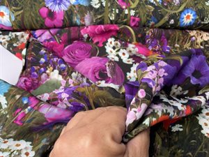 Fastvævet viscose - digitale blomster i intense toner